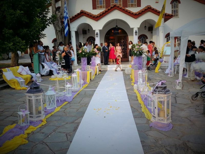 Meghívottak a templom előtt, a menyasszonyra várva